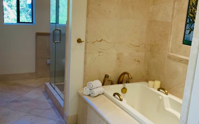 Grand Suite im Baumhaus ~ Whirlpool ~ Gartenoase - Foto 7