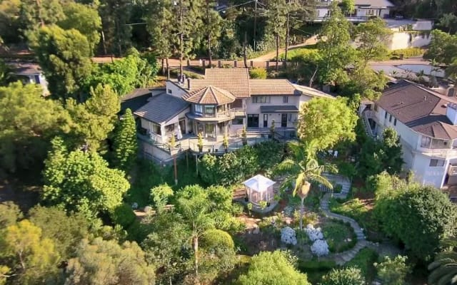 Grand Suite in Treehouse ~ Hot Tub ~ Garden Oasis