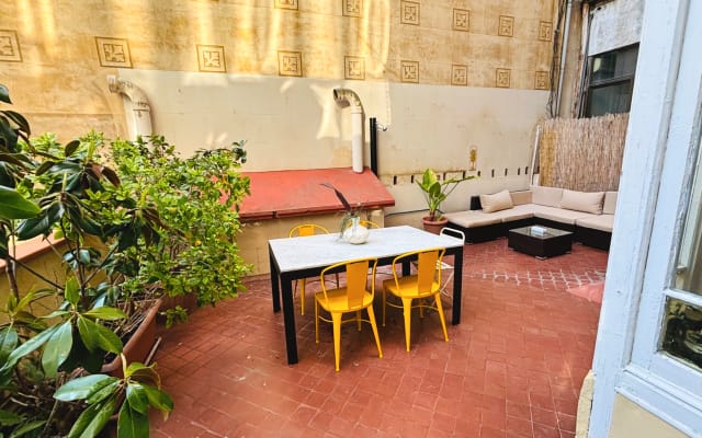 CALM ROOM IN UNBEATABLE LOCATION - Picture 16