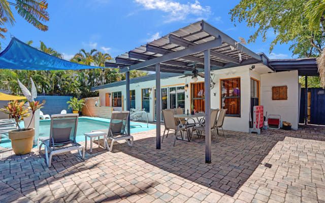 Huge 1bedroom/heated pool clothing opt/sleep 4 with gameroom/pool view