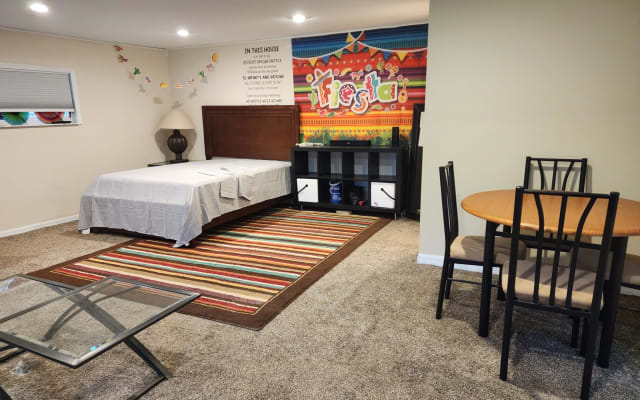 Large private pool room close to downtown Orlando and entertainment.