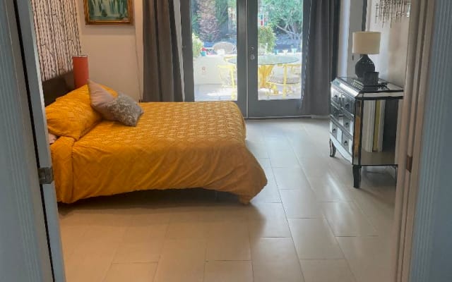 Annonce de Michael sur misterb&b - Bedroom with a view of the backyard