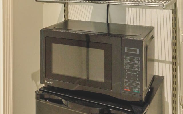 Annonce de Michael sur misterb&b - Keurig, microwave, and mini fridge in the bedroom closet