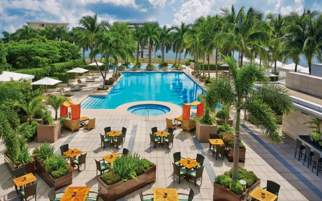Four Seasons Luxury Apartment