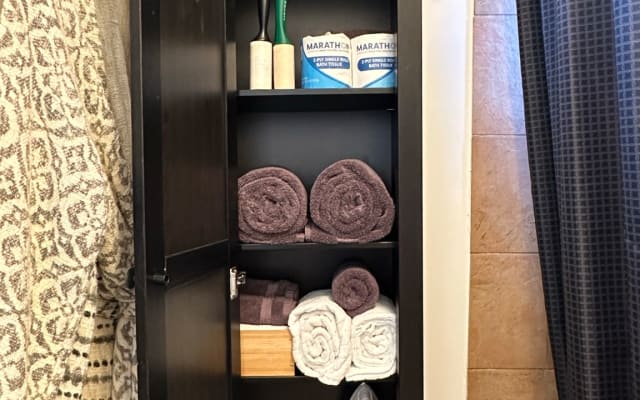 L'annuncio di James and Brett su misterb&b - Extra towels, toilet paper, and soap along with a blow-dryer, iron,  brushes and a first aid kit should keep you going through your stay.