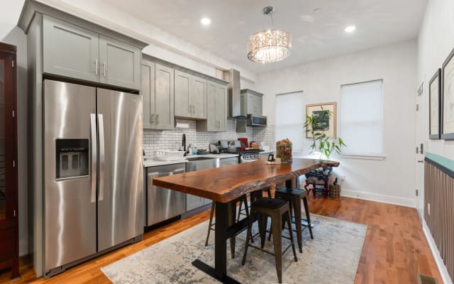 Philly Eraserhood Elegance - 2B/2B, 2LVL, Private Entrance