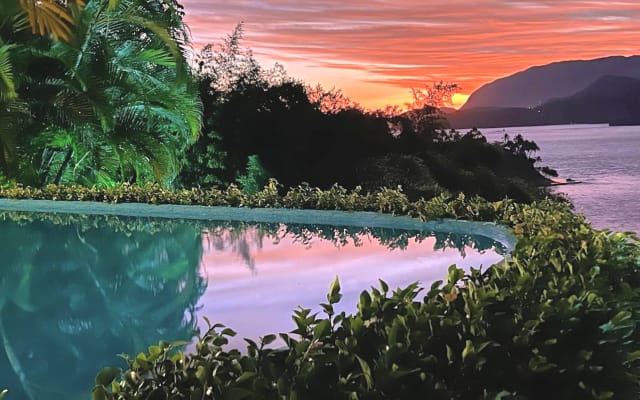 Cottage beach house, brazilian colonial style and 180view from the sea