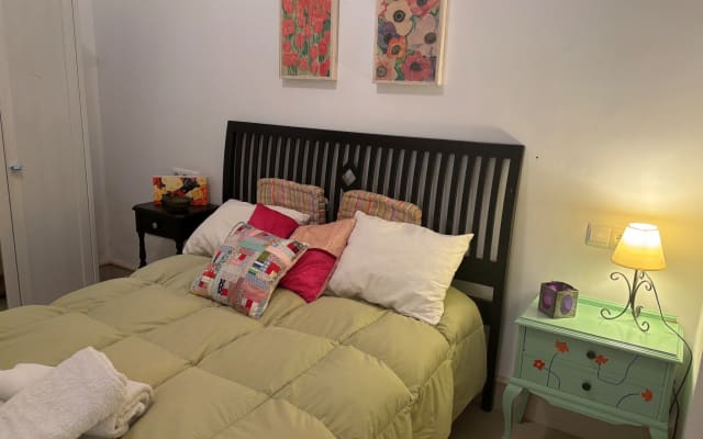 Anuncio de Martin en misterb&b - Habitación amplia con cama de 160cm x 200 cm. Posibilidad de convertir en dos camas de 80cmx 200cm. Y agregar otra cama más. 
