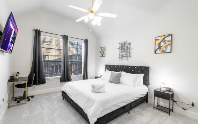 John's listing on misterb&b - Primary Bedroom, Large Master Bath, huge walk in closet 