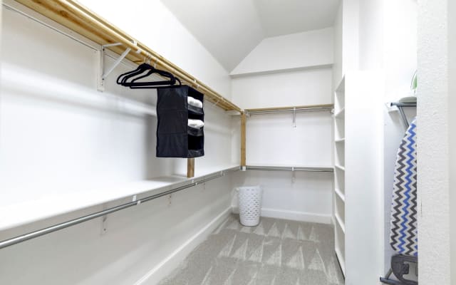 John's listing on misterb&b - Huge walk in Master Closet 