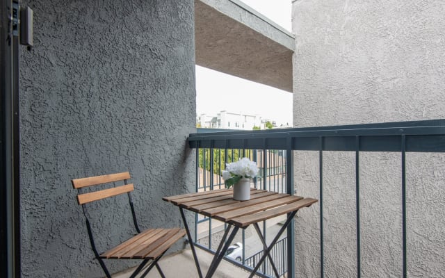 Skyline Terrace Jr 1-Bedroom with Balcony and Roof-Top Pool - Picture 9