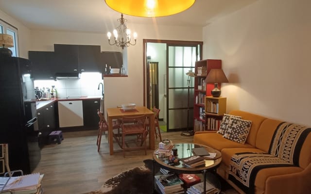 Atypical studio apartment in a private courtyard with corner terrace.