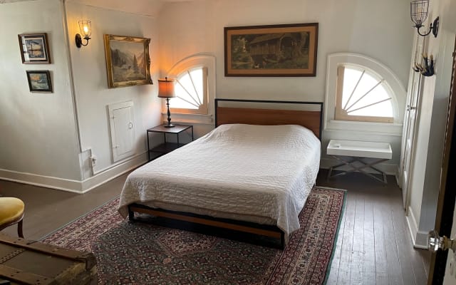 Anúncio de Michael em misterb&b - Queen bed with memory foam mattress. 