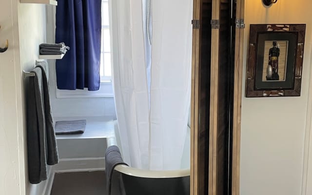 Anúncio de Michael em misterb&b - The original tub with shower is adjacent to the bedroom. Can add fun moments to romantic weekend. 