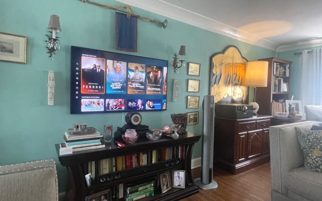 Anúncio de Michael em misterb&b - Frame smart tv and record player downstairs 