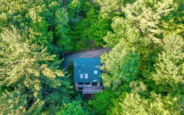 Cozy Secluded Cabin in White Mountains- Shared pools, pickleball,pond.