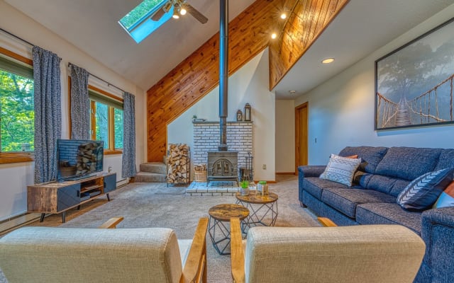 Cozy Secluded Cabin in White Mountains- Gemeinsame Pools, Pickleball...