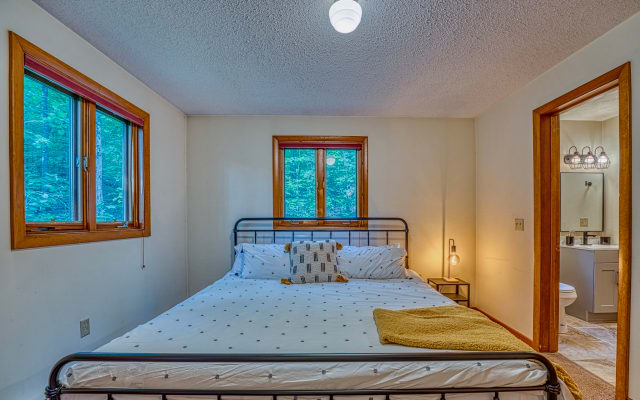 Cozy Secluded Cabin in White Mountains- Gemeinsame Pools, Pickleball...