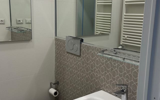 chambre privée avec salle de bain à côté du Colisée