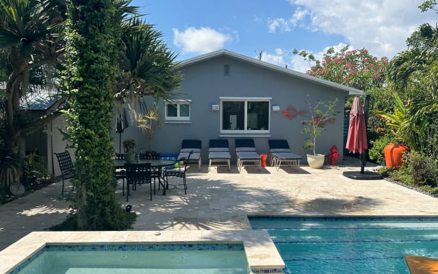 Great location near Gay Wilton Manors with pool! Nudist friendly