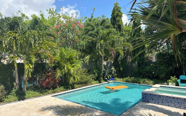 Great location near Gay Wilton Manors with pool! Nudist friendly