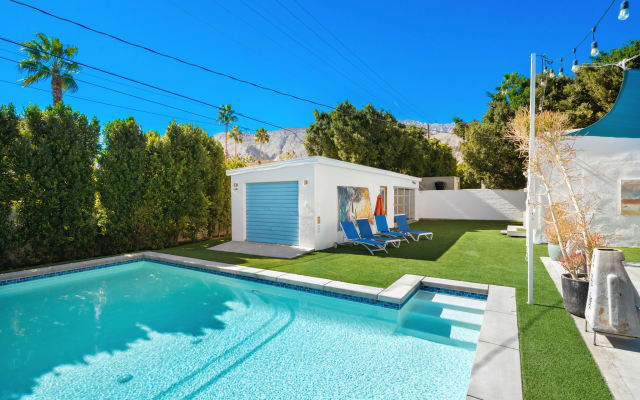 Tony's listing on misterb&b - Pool steps away from guest house