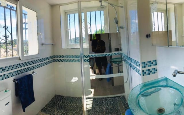 Casa com piscina, a 7 kms de uma bela enseada, possibilidade de...