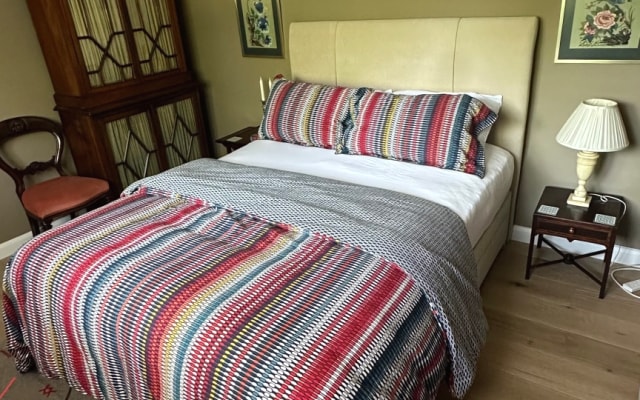 Camera in casa naturista con letto kingsize, vasca idromassaggio...
