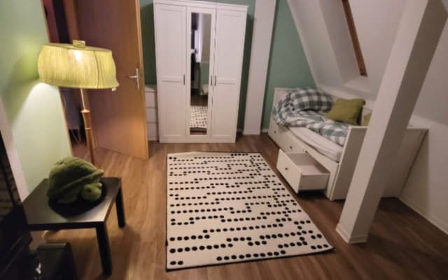 Quarto acolhedor num apartamento na cidade, perto do elétrico, lojas e 