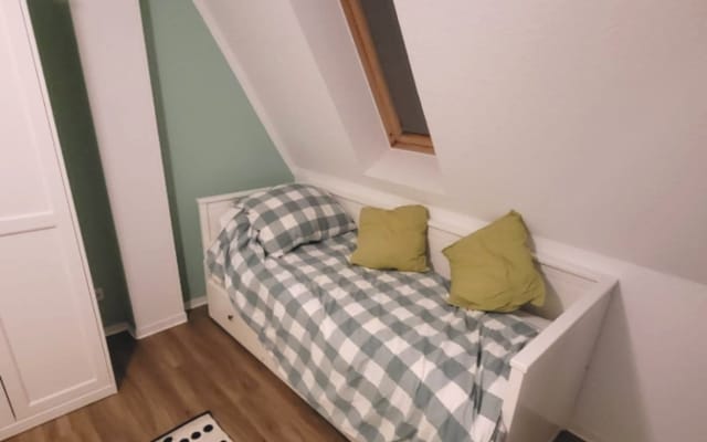 Quarto acolhedor num apartamento na cidade, perto do elétrico, lojas e 