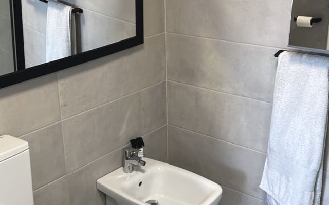 Quarto com casa de banho privativa num apartamento recém-construído...