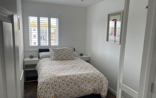 Double bedroom, private shower room, Brighton Marina