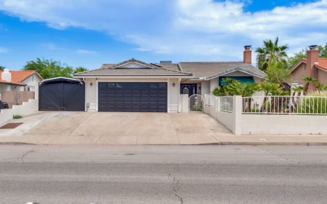 Oasis with pool, 20 minutes from the Strip