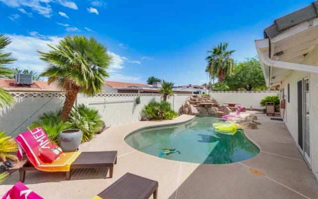 Oasis with pool, 20 minutes from the Strip - Picture 11