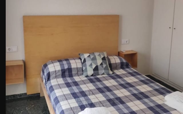 Quarto com pátio privado a 10 minutos do centro e da praia.