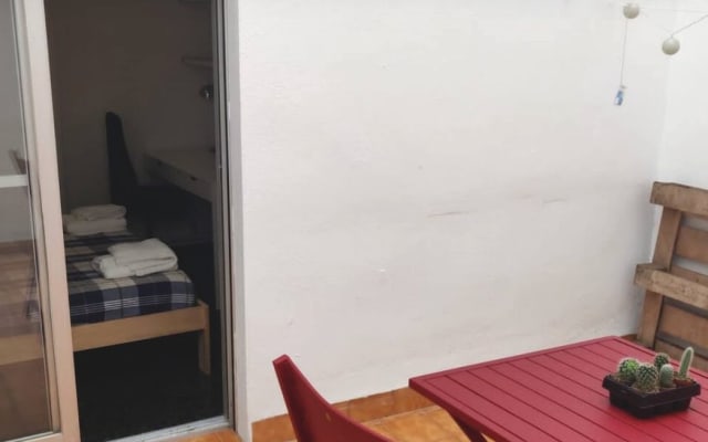 Quarto com pátio privado a 10 minutos do centro e da praia.