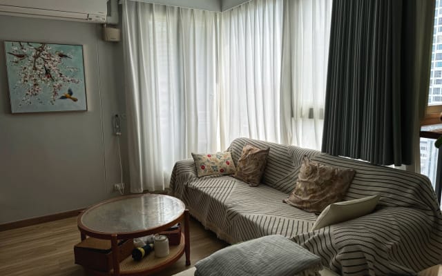 Das komfortable Zimmer liegt im Zentrum von Bangkok.