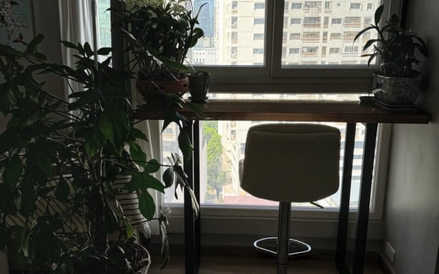 Das komfortable Zimmer liegt im Zentrum von Bangkok.
