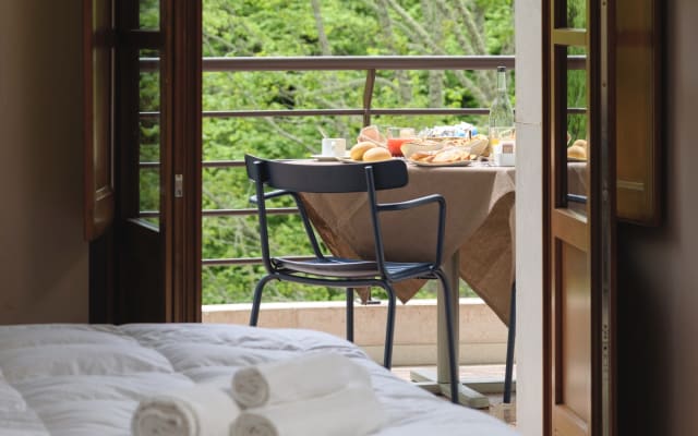 Chambre d'hôtel au cœur de la forêt d'Umbra