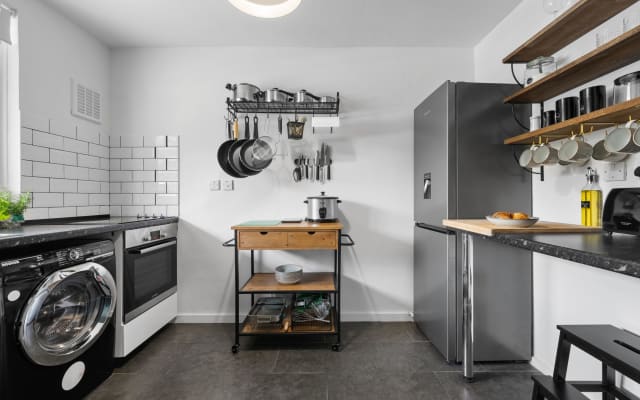 Chic, Spacious Apartment with Garden in the Heart of London