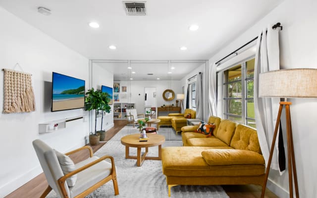 Boho Bungalow with Parking | Wi-Fi | Washer & Dryer | Pets Allowed