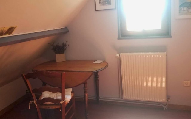 Vincents Inserat auf misterb&b - bureau pour lire ou travailler , vue magnifique sur les champs et la forêt .wifi dans toute la maison