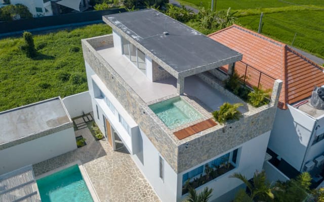 Retiro com vista para o mar, piscina privada e jacuzzi no terraço