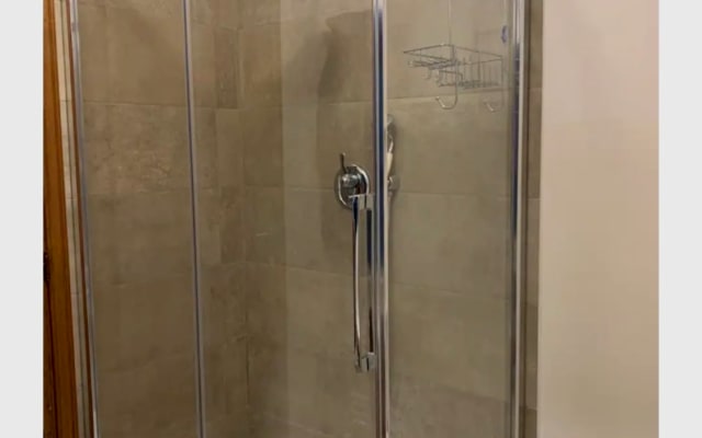 Charmante chambre double avec sa propre salle de bains.