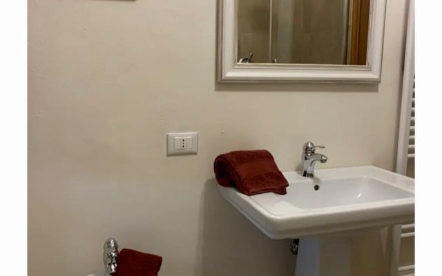 Charmante chambre double avec sa propre salle de bains.