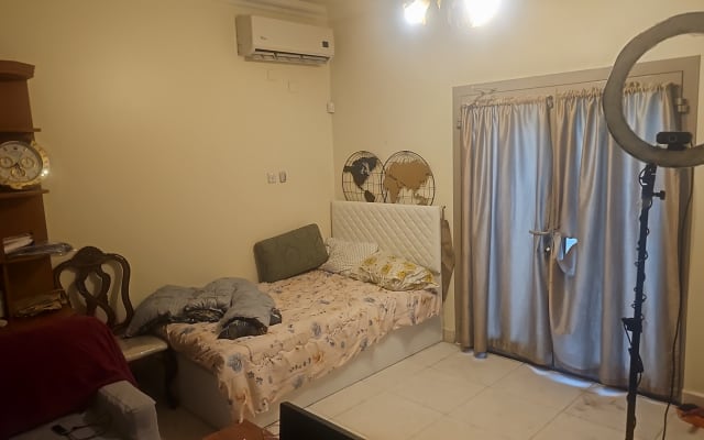 camera all'interno di una grande villa di lusso con esterno in modo...