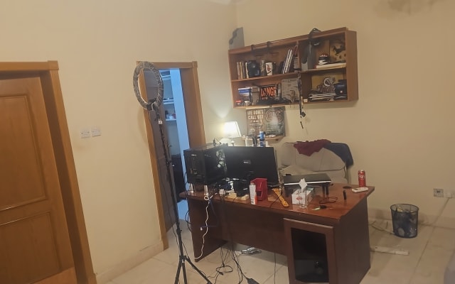 camera all'interno di una grande villa di lusso con esterno in modo...