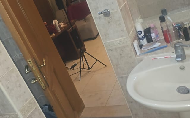 camera all'interno di una grande villa di lusso con esterno in modo...