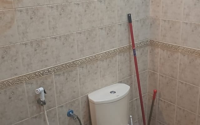 camera all'interno di una grande villa di lusso con esterno in modo...