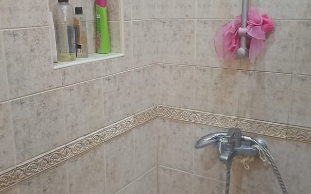 camera all'interno di una grande villa di lusso con esterno in modo...